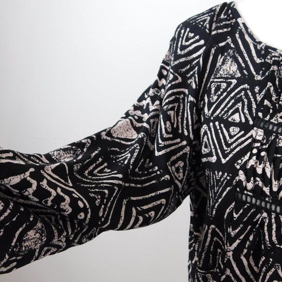 Mossimo black and white pull over blouse. - Picture 2 of 6